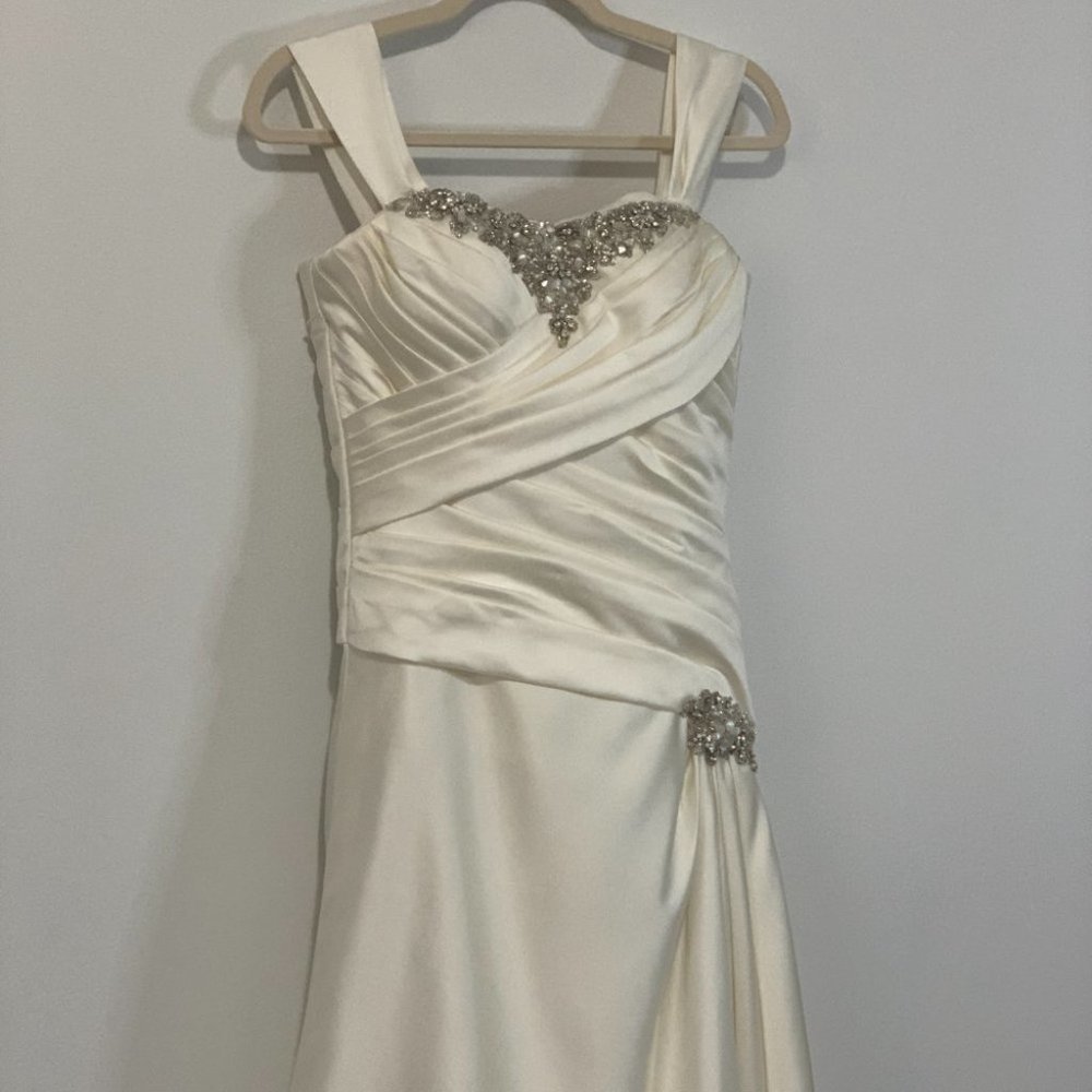 BEAUTIFUL Lace Up Off Shoulder Wedding Dress | Corset Back | A-Line Tulle Gown - Picture 4 of 15